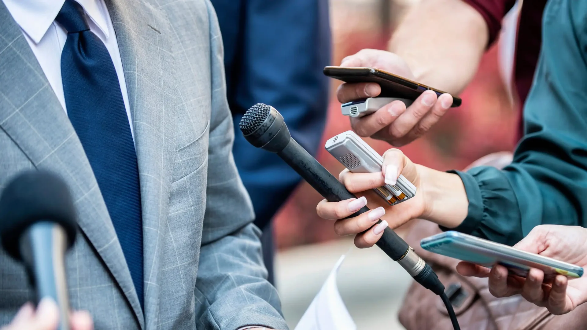 انتخابات 23 شتنبر.. بين عداد دقائق الإعلام العمومي وسرعة المنصات الرقمية
